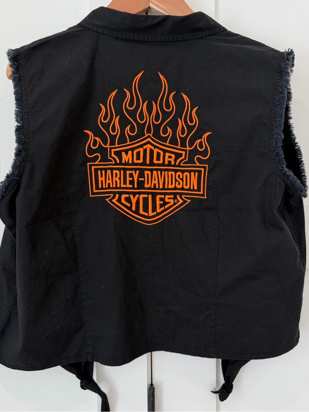 Harley-Davidson Black Sleeveless Jacket with Orange Accent Stitching - Picture 3 of 3